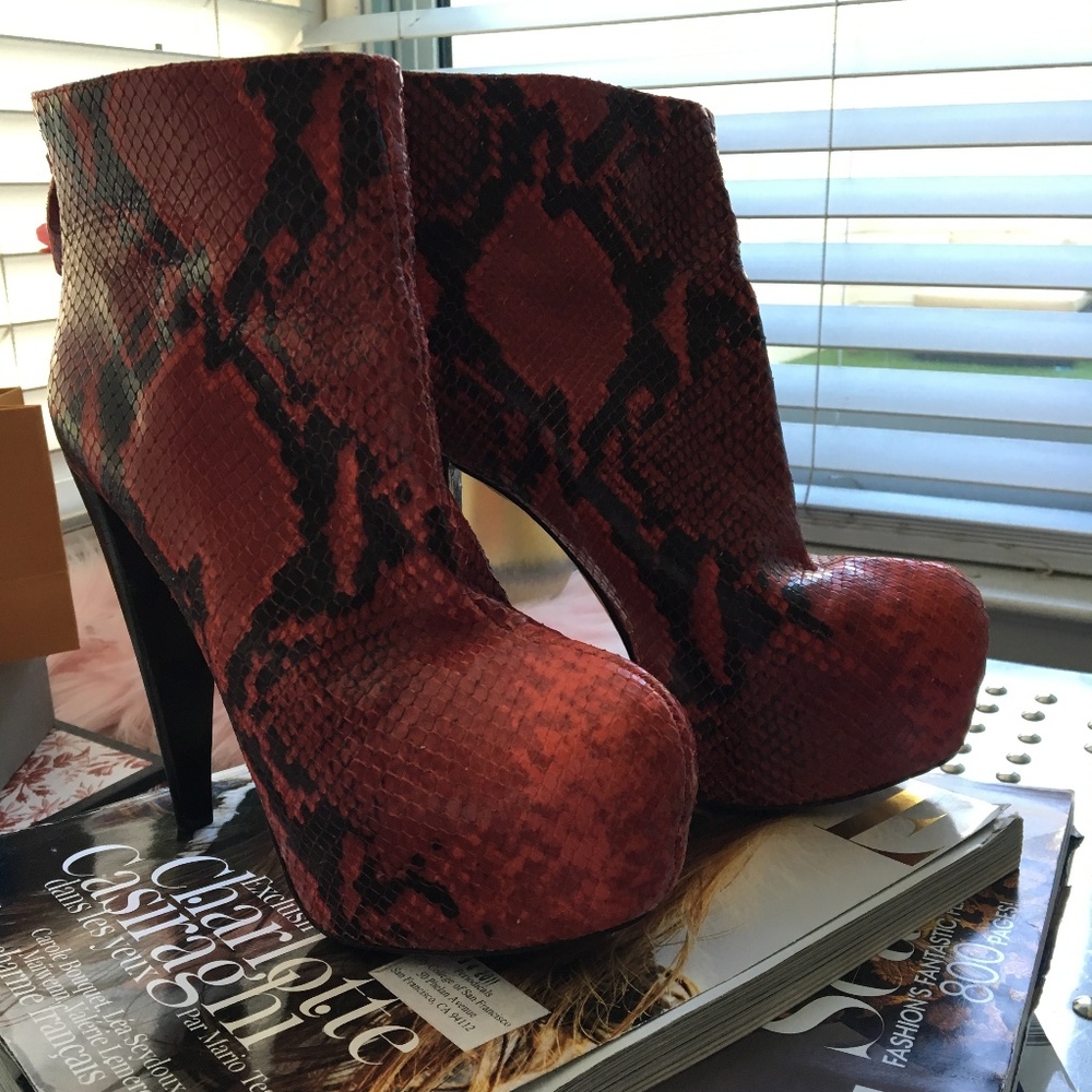 red high heel botties